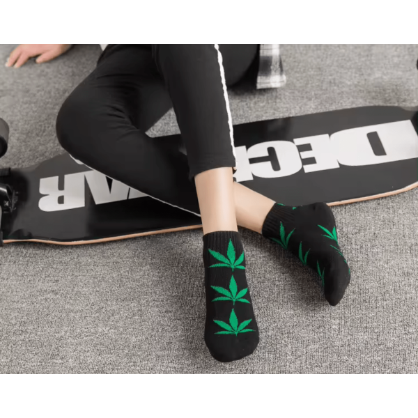 Chaussettes noires avec feuilles de cannabis vertes