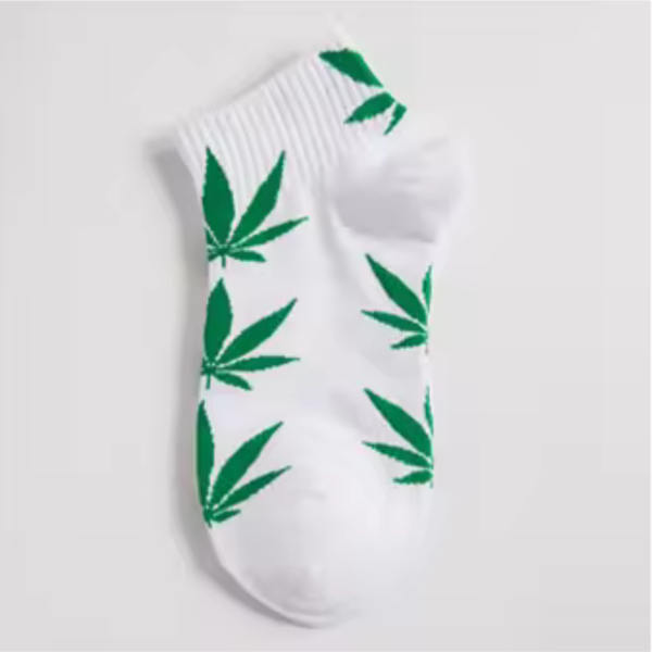 Chaussettes blanches avec feuilles de cannabis vertes