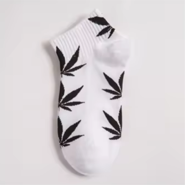 Chaussettes blanches avec feuilles de cannabis noires